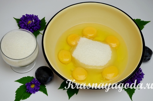 яйца с сахаром для бисквитного теста